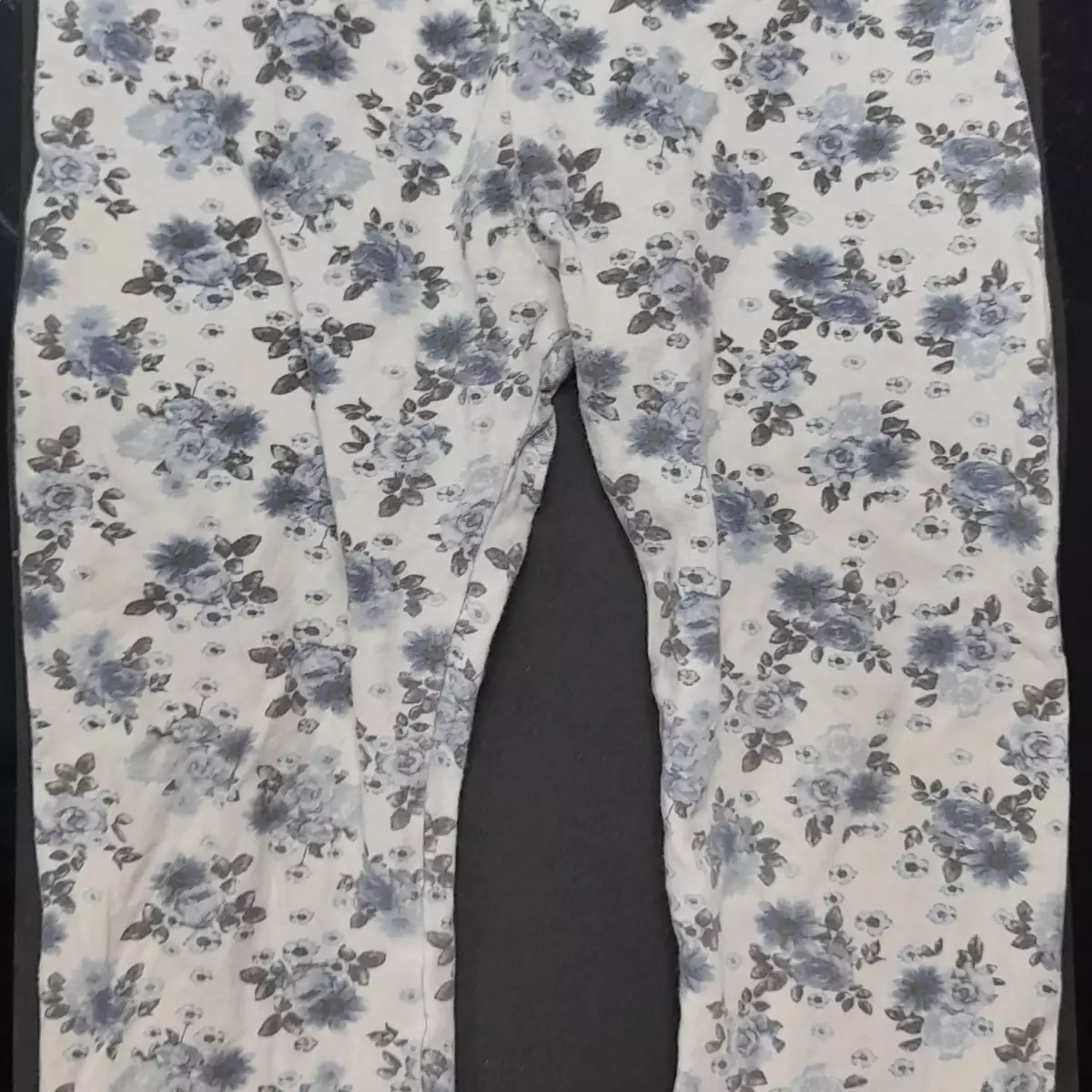 Legging blanc à fleurs bleues